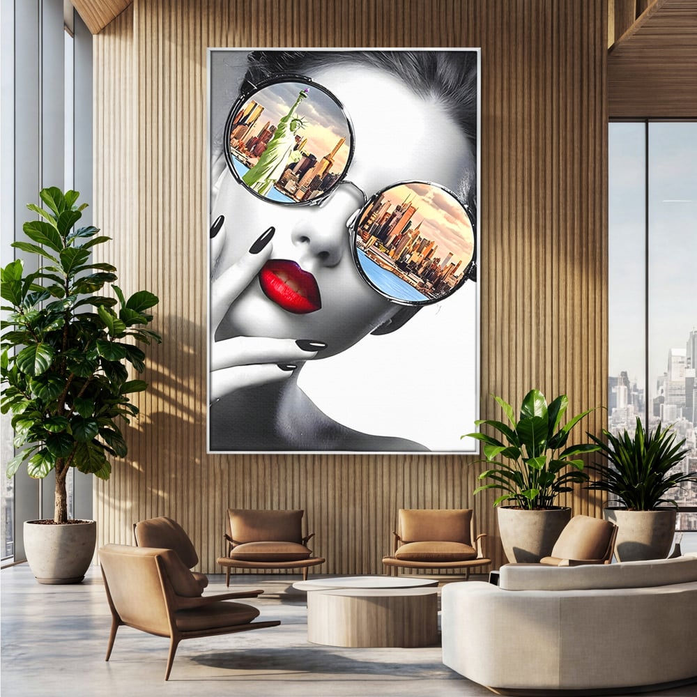 Tablou canvas cu tablou canvas cu portret femeie ochelari, in rama de aluminiu argintiu, pe perete intr-un birou